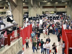 1024px-Montreal_Comiccon_2011_Dealers_Room_View_1