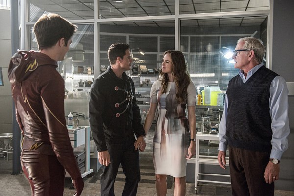 the-flash-season-2-panabaker-amell-600x401