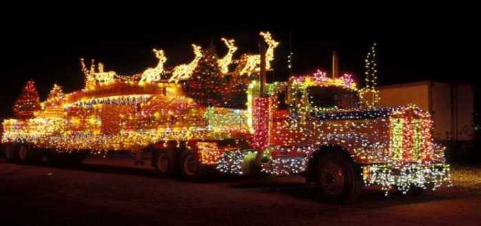 61567__christmas-decorated-truck_p_700x330