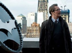 Gary-Oldman-Commissioner-Gordon-Batsignal