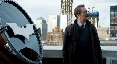 Gary-Oldman-Commissioner-Gordon-Batsignal