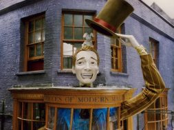 Exterior_of_Weasleys_Wizards_Wheezes_shop