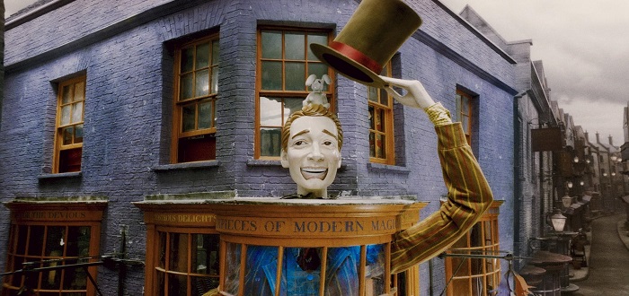 Exterior_of_Weasleys_Wizards_Wheezes_shop